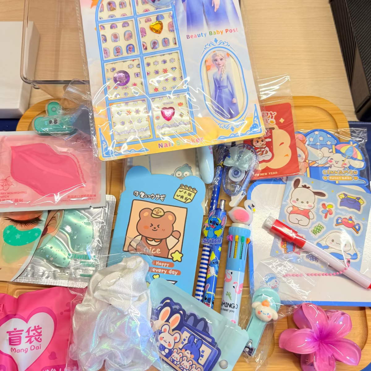Example of Toffee's Tiny Treasure Scoop, including various stationeries such as blind bags, eye mask, lip mask, nail stickers, nail clipper, stickey note, pencil, magnetic bookmark, message board, hair claw, multicolor pen, highlighter, scrunchy, wristband, kawaii pen, pocket mirror, coaster, mini pocketbook, building block, memo clip, fidget key